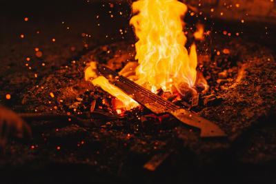 Kniv som ligger på glödande kol för härdning