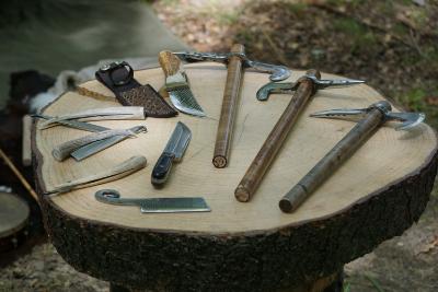 En mängd verktyg på en stubbe